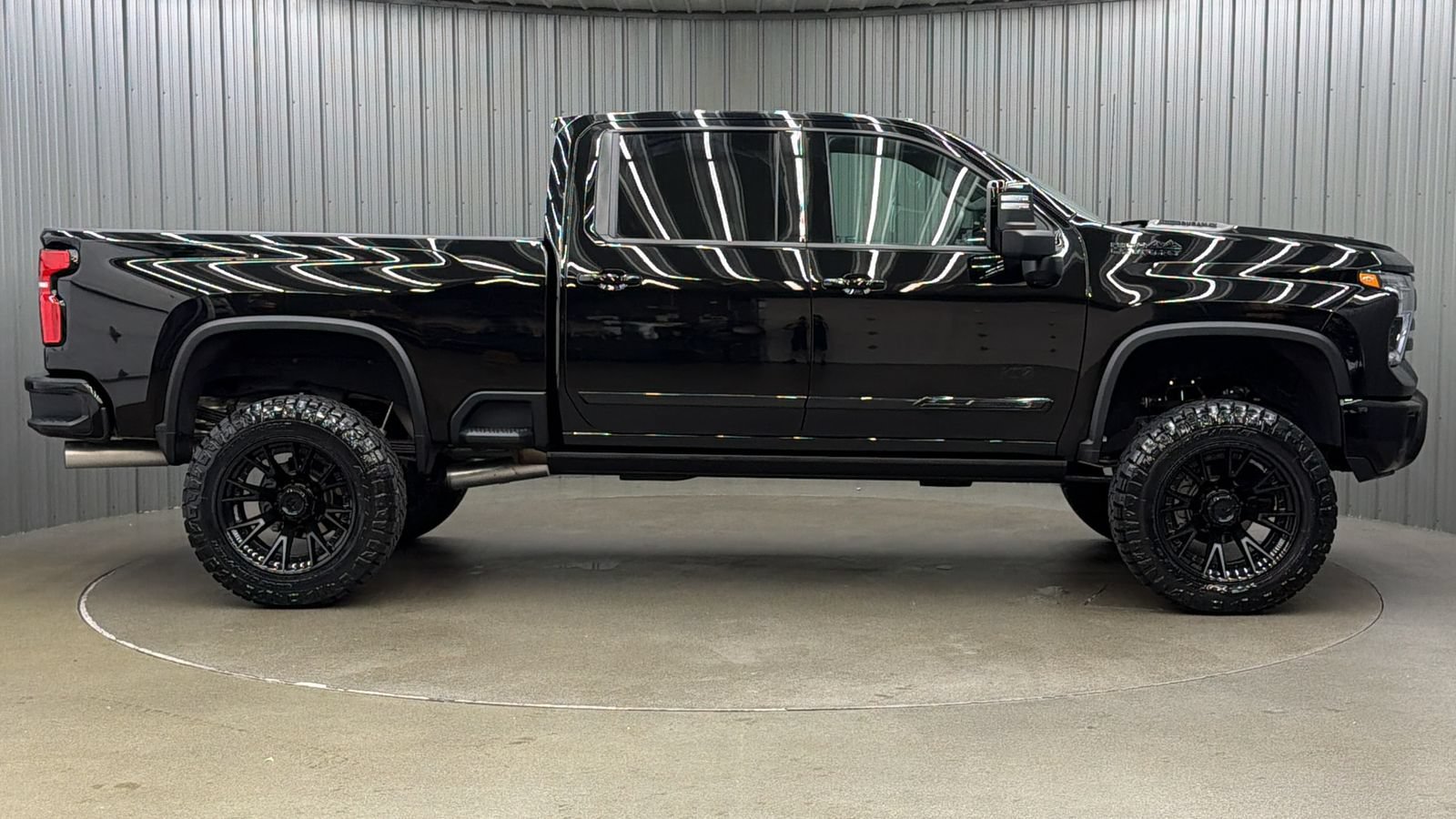 Used 2025 Chevrolet Silverado 2500 High Country w/ Midnight Edition AWD/4WD image 6