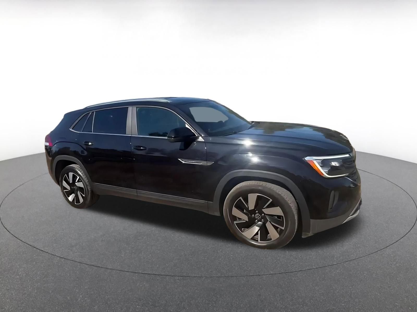 Used 2025 Volkswagen Atlas Cross Sport SE image 2