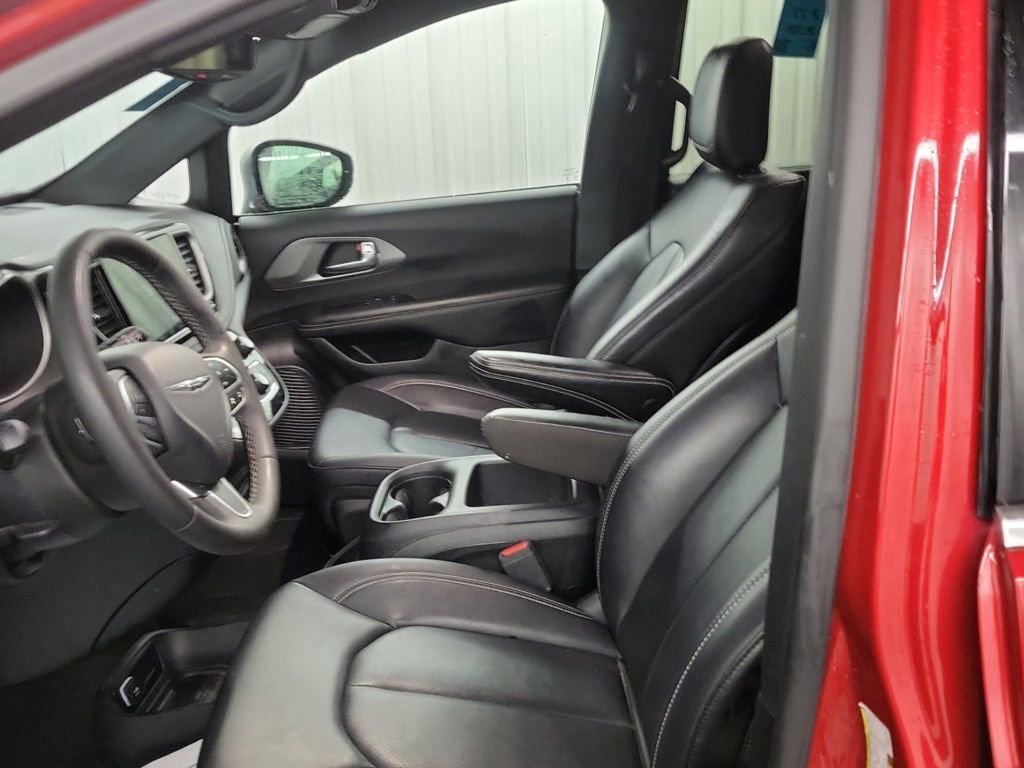 Used 2025 Chrysler Pacifica Select image 7