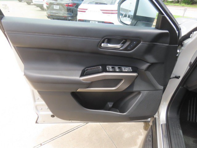 Used 2024 Nissan Pathfinder Platinum w/ Lighting Package (N93) FWD image 24