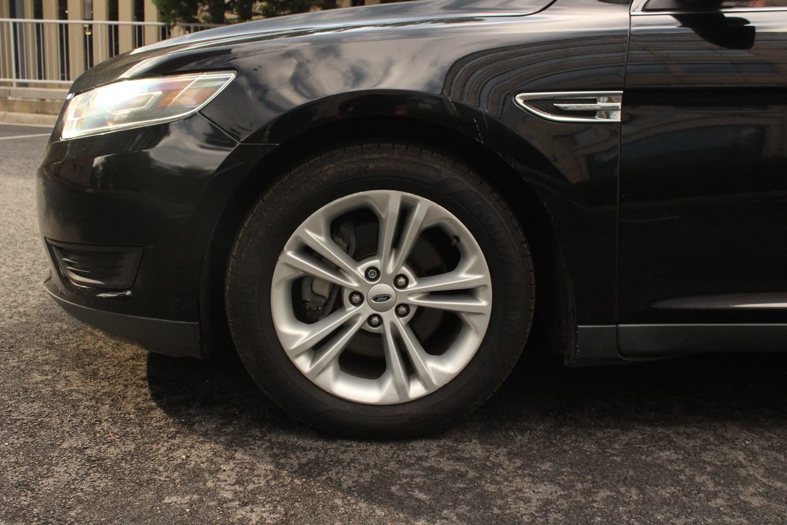 Used 2016 Ford Taurus SE FWD image 11