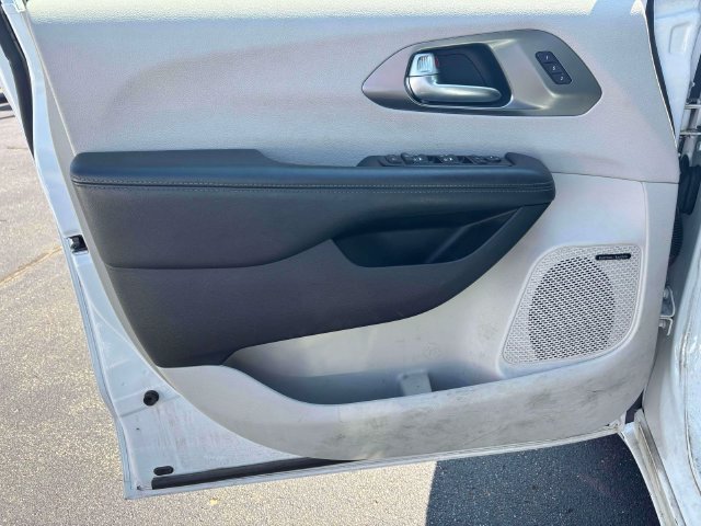 Used 2018 Chrysler Pacifica Limited w/ Advanced Safetytec Group FWD image 10