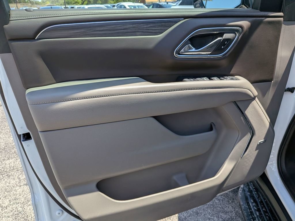 Certified 2024 GMC Yukon SLT w/ SLT Luxury Package AWD/4WD image 8