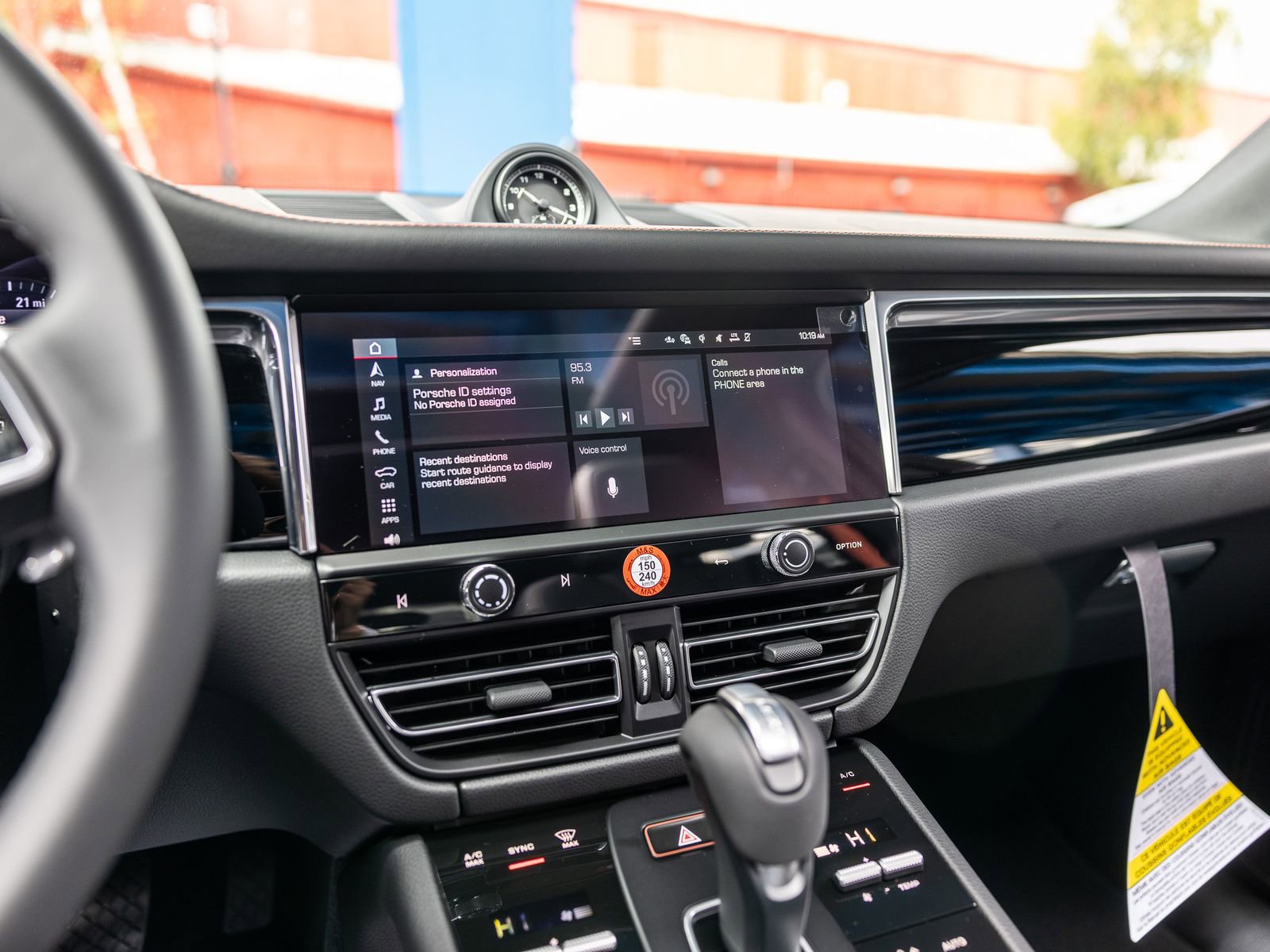 Certified 2025 Porsche Macan AWD/4WD image 27