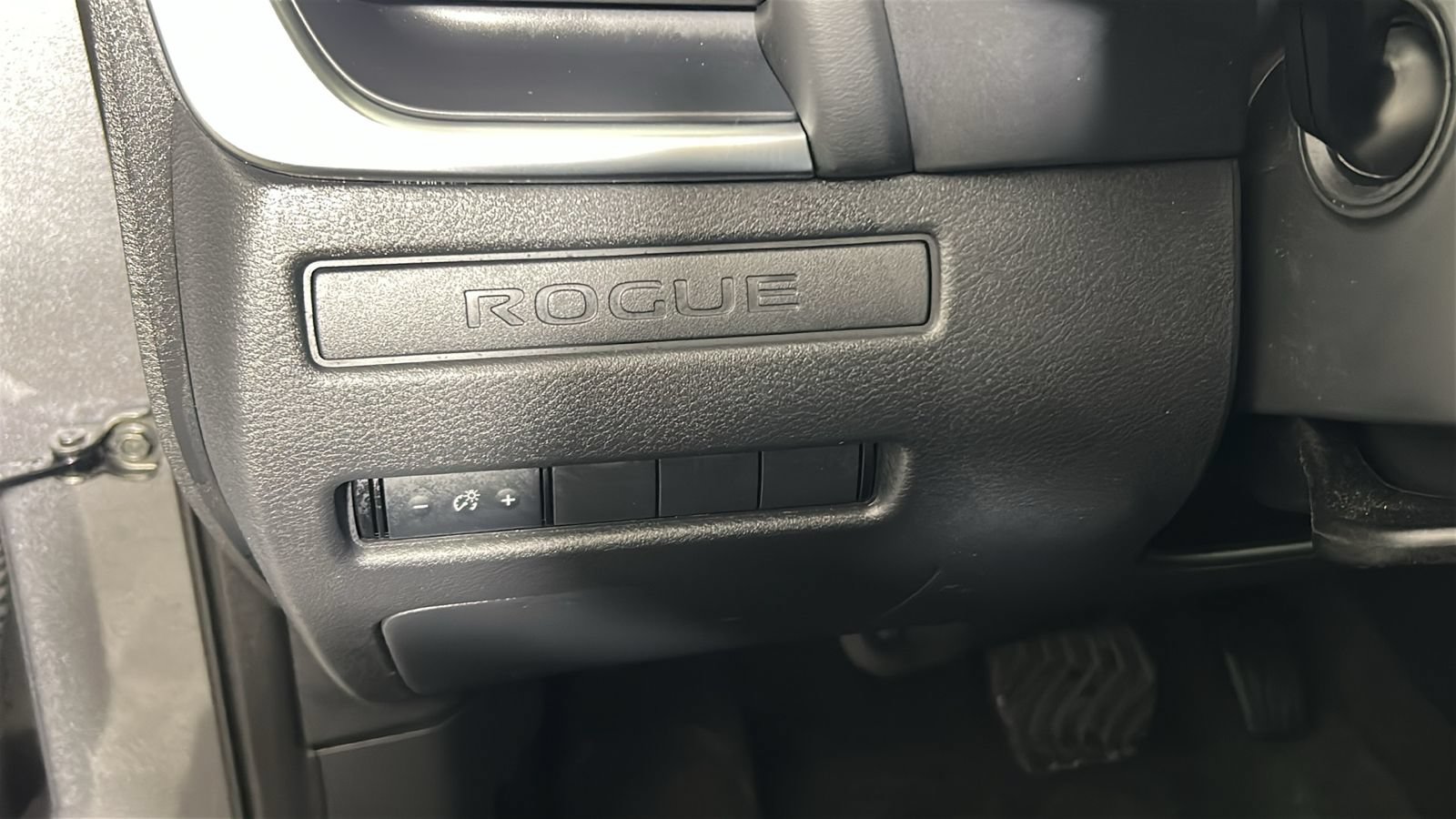 Used 2023 Nissan Rogue FWD image 21