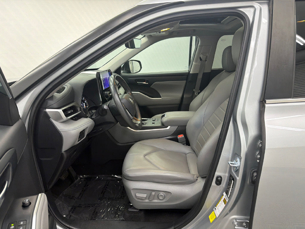 Used 2024 Toyota Highlander XLE FWD image 9