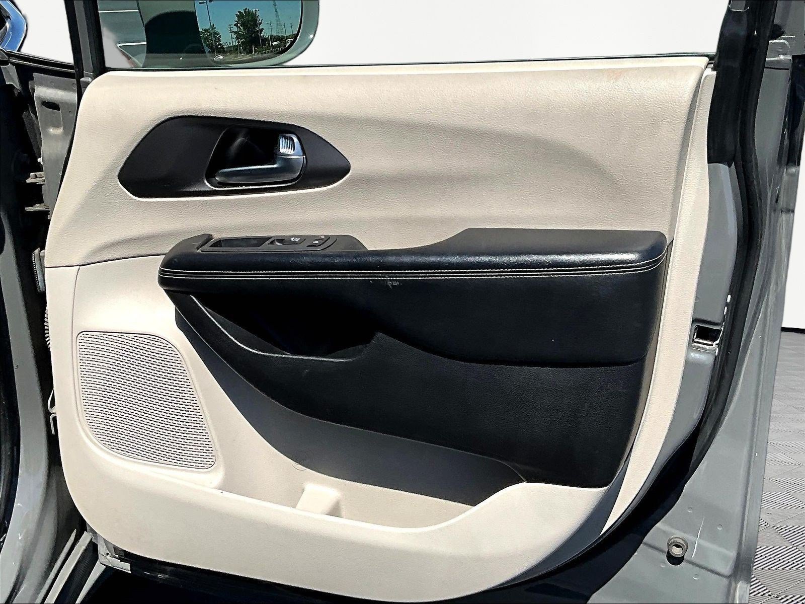 Used 2021 Chrysler Pacifica Touring-L FWD image 26