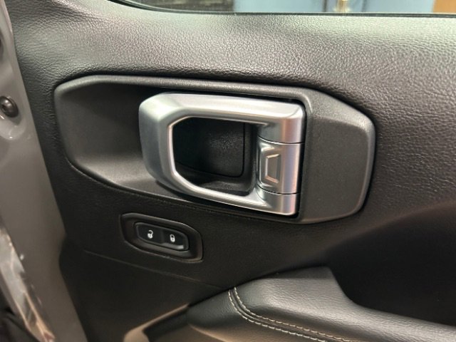 Used 2019 Jeep Wrangler Unlimited Sahara image 9