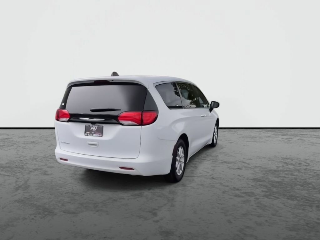 Used 2023 Chrysler Voyager LX image 8