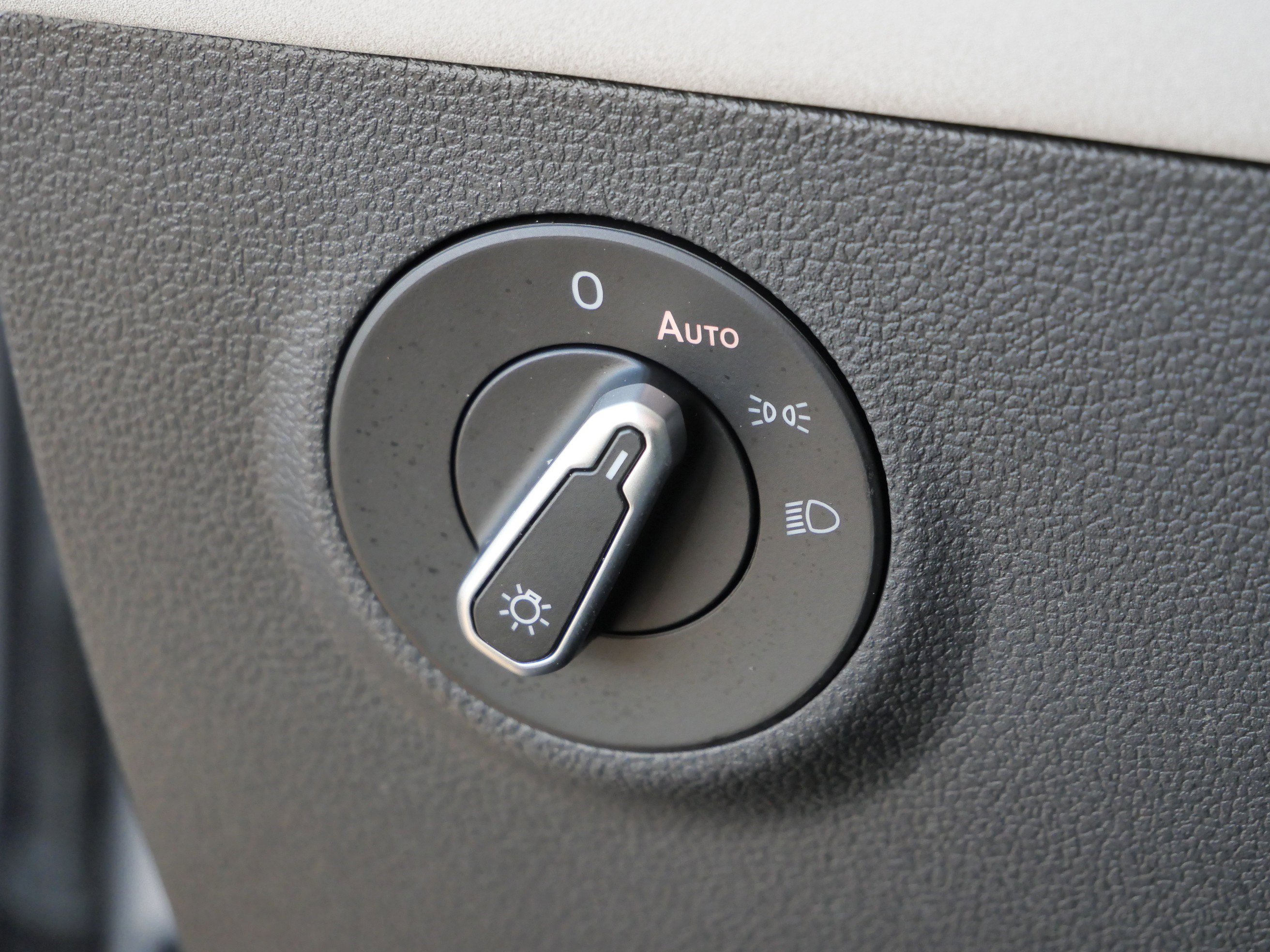 Certified 2025 Volkswagen Taos SE image 21