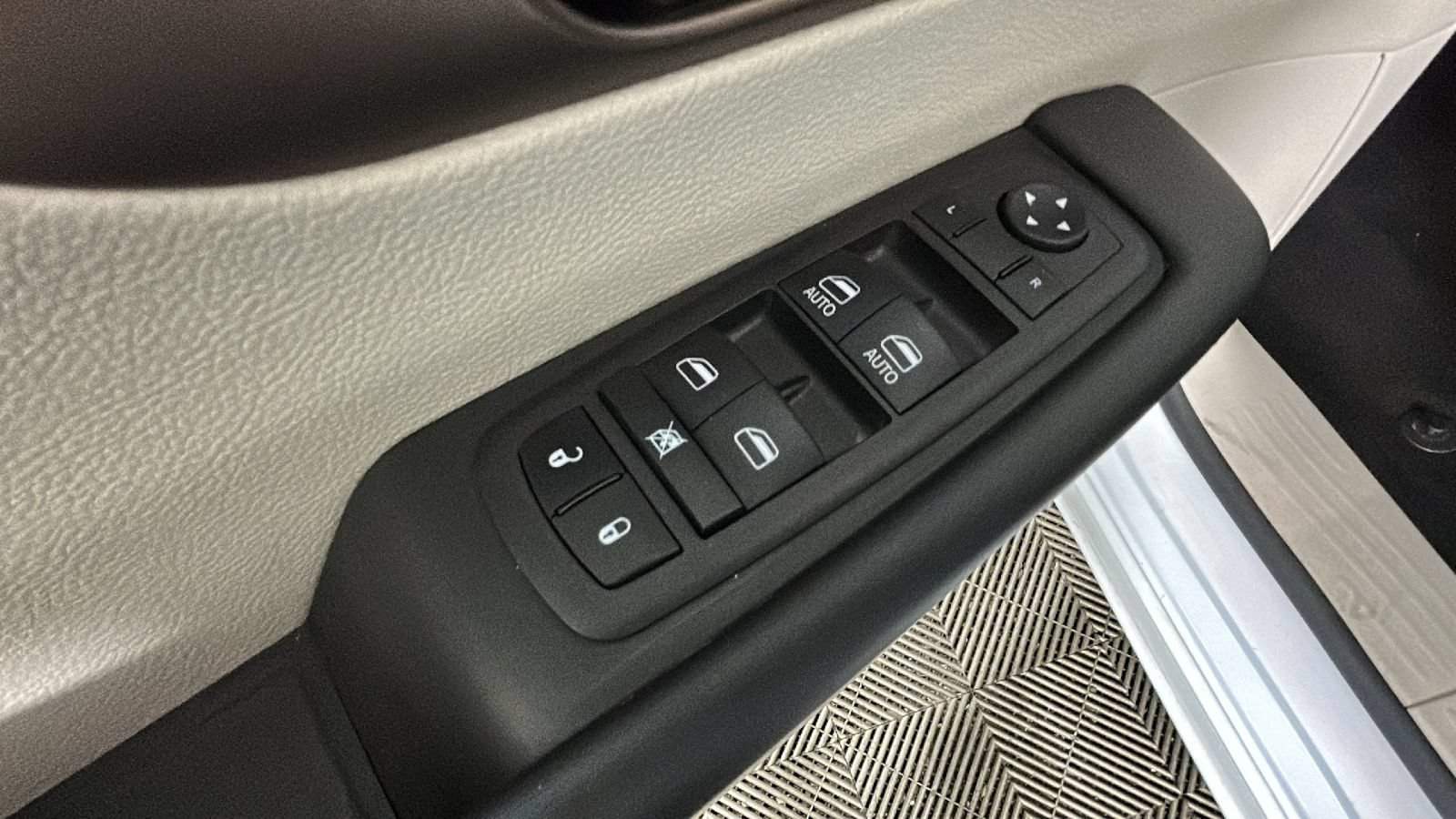 Used 2023 Chrysler Voyager LX FWD image 11