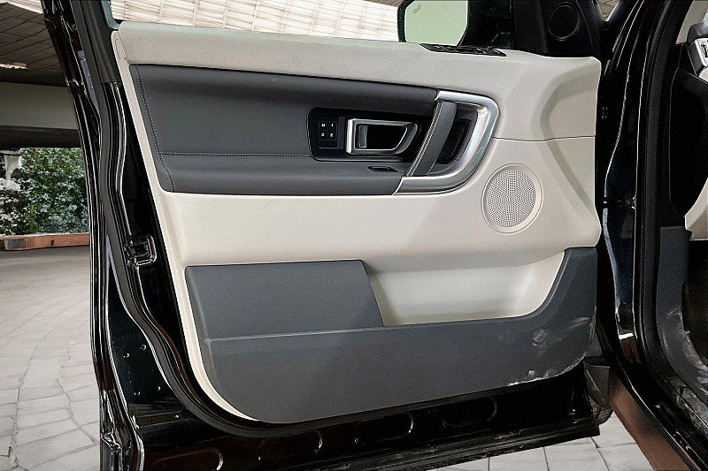 Used 2018 Land Rover Discovery Sport HSE image 17