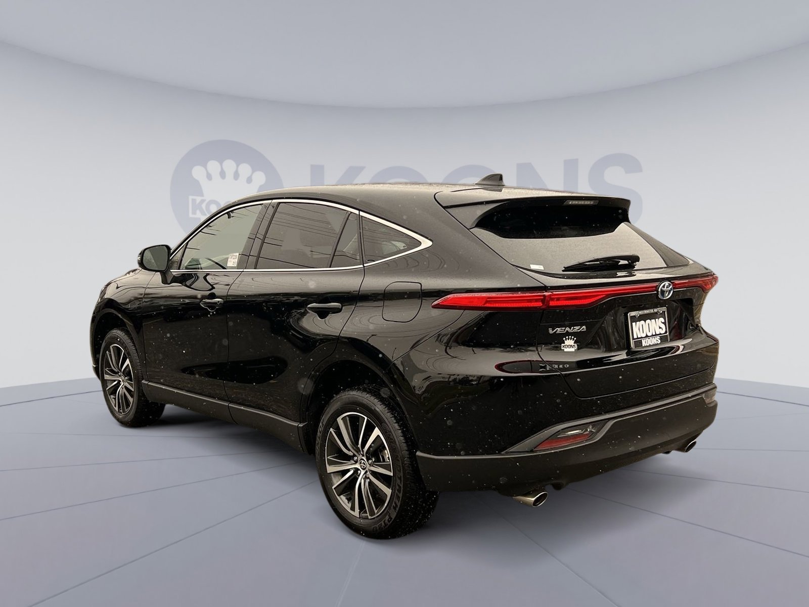 Used 2023 Toyota Venza LE image 4