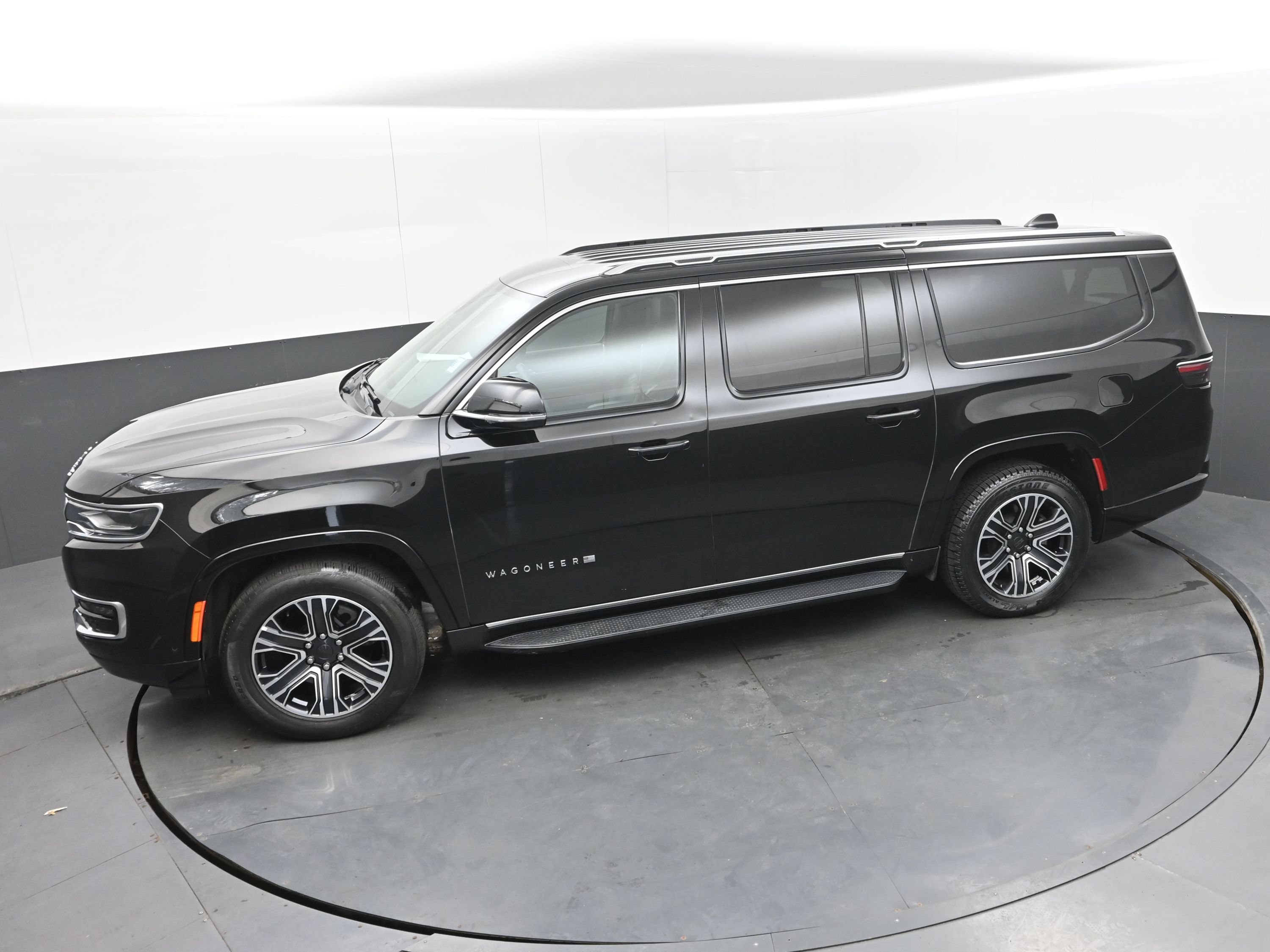Used 2024 Jeep Wagoneer L Series II RWD image 34