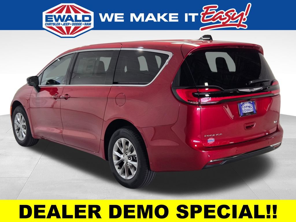 New 2026 Chrysler Pacifica Select AWD/4WD image 16
