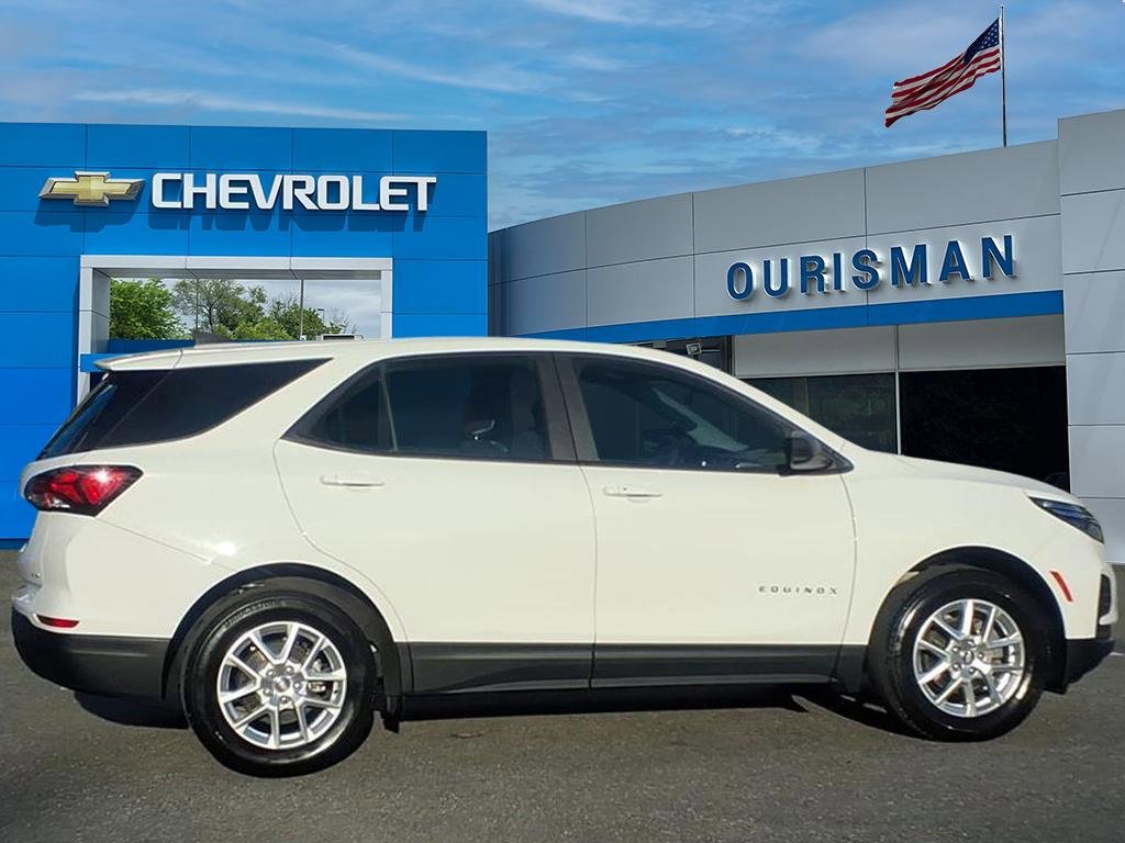 Used 2022 Chevrolet Equinox LS image 2