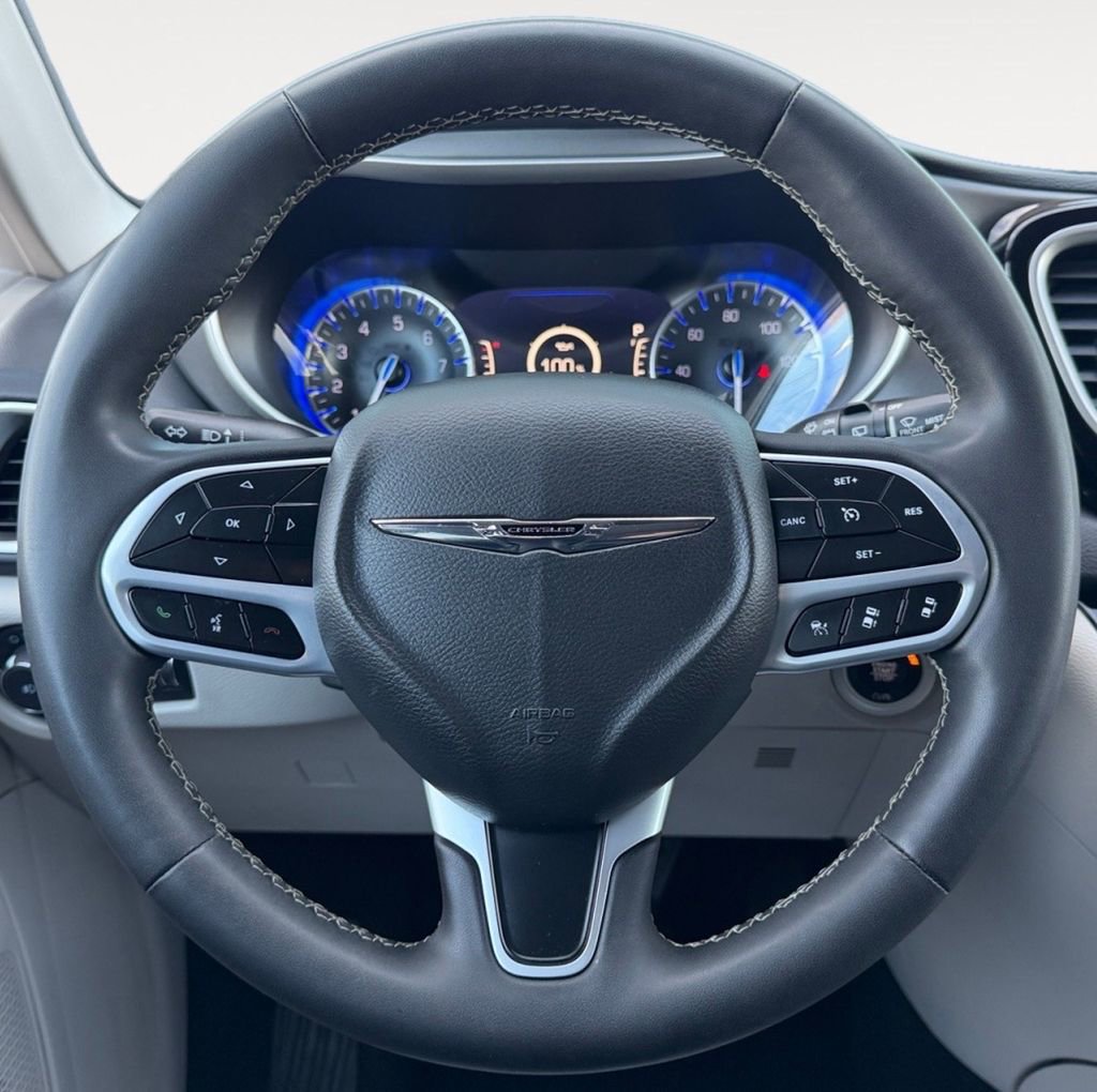 Used 2023 Chrysler Pacifica Touring-L FWD image 18