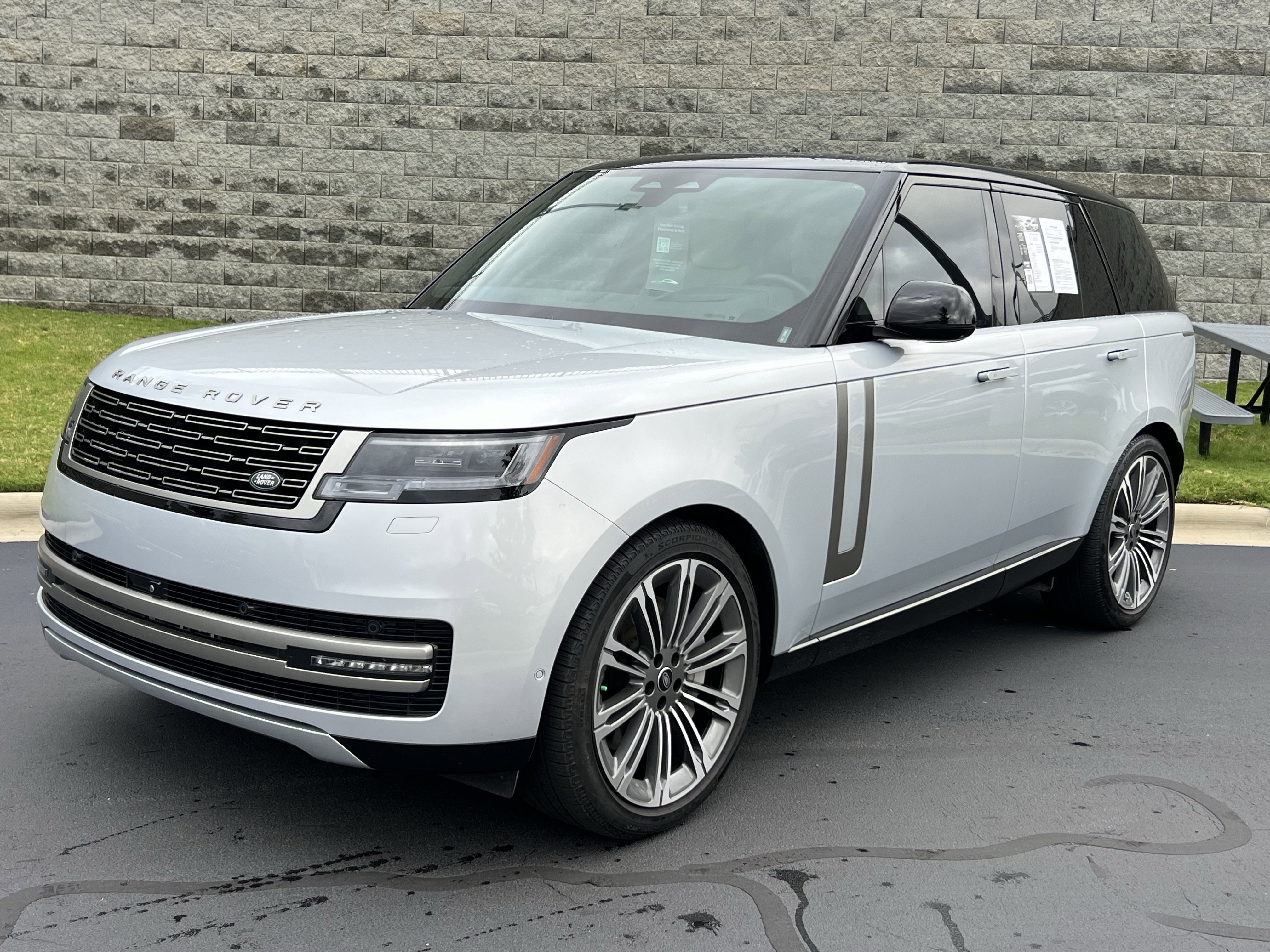 Used 2025 Land Rover Range Rover SE