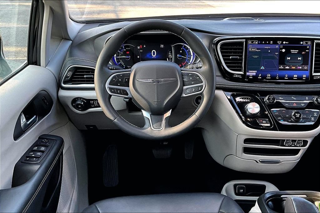 Used 2024 Chrysler Pacifica Limited FWD image 5