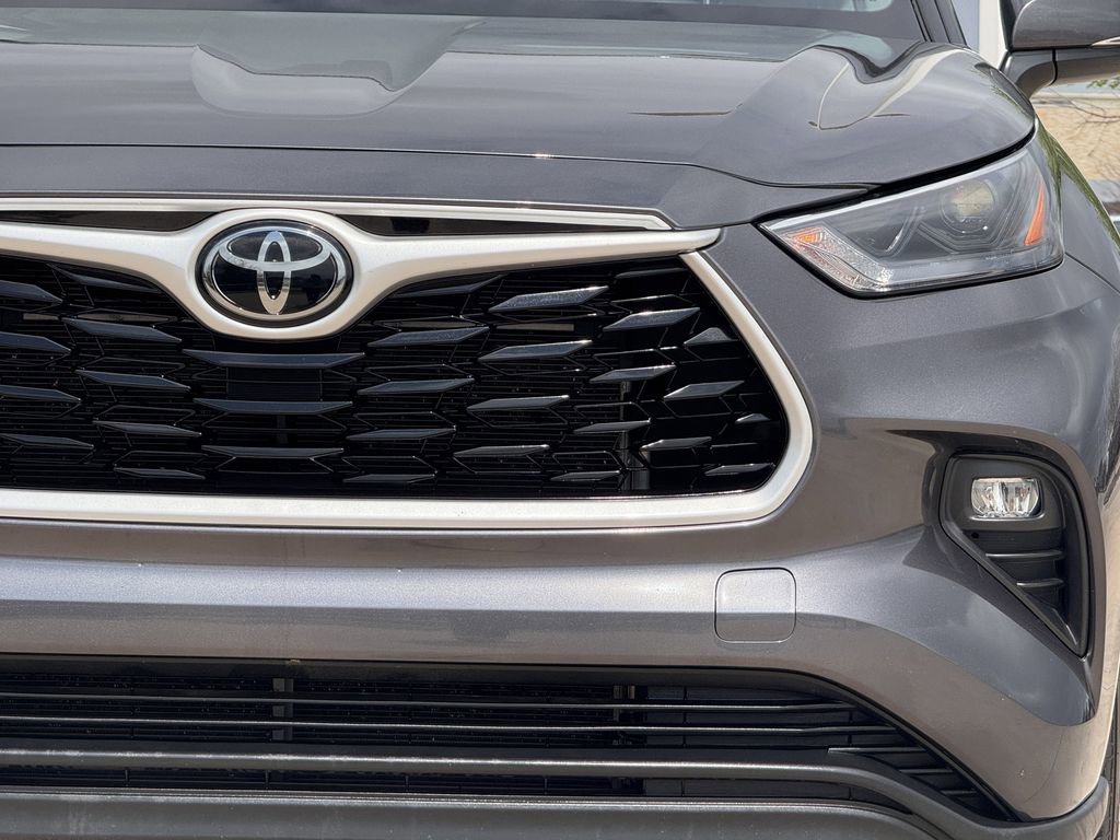 Used 2024 Toyota Highlander LE AWD/4WD image 8