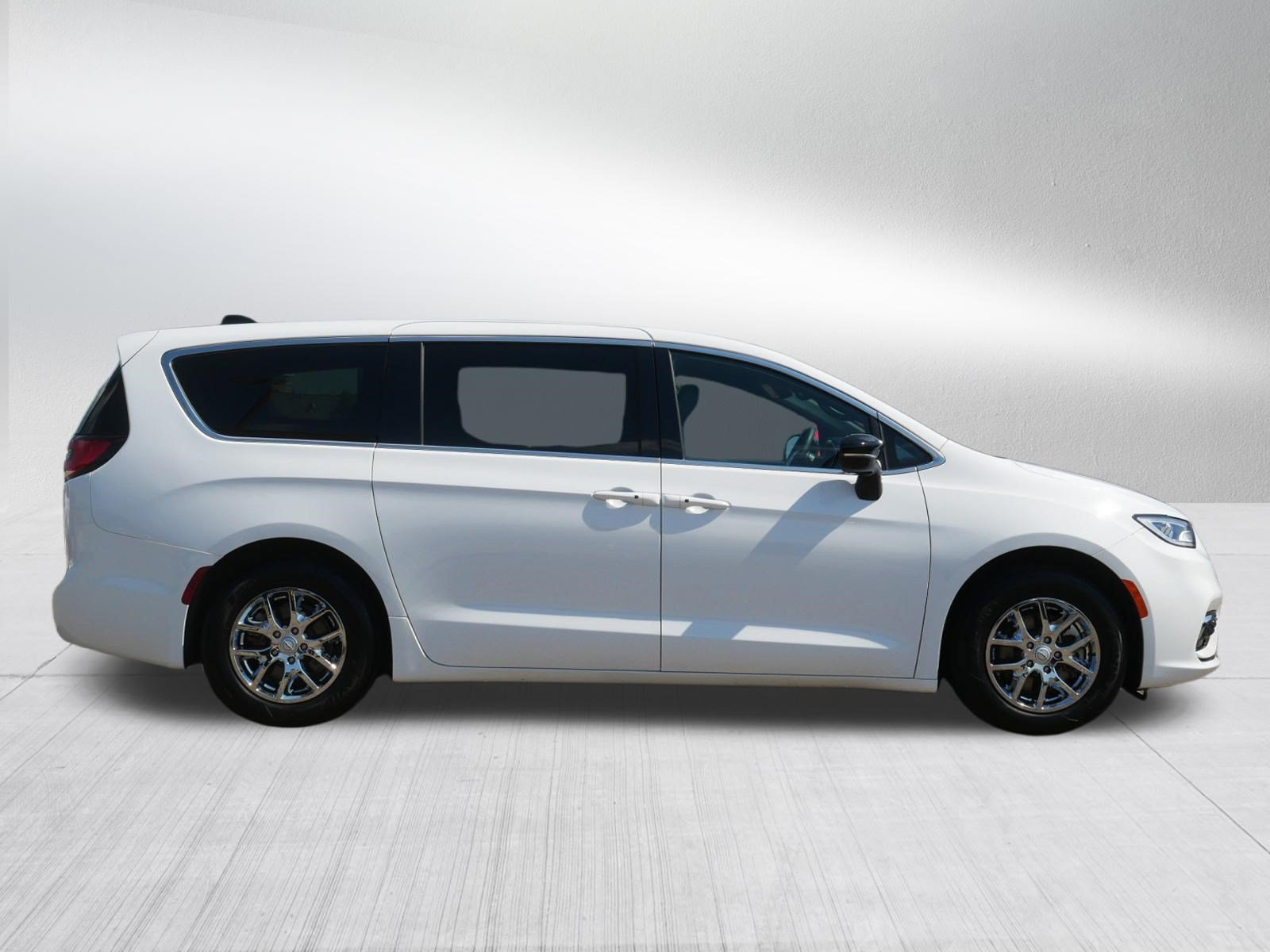 Used 2025 Chrysler Pacifica Select FWD image 8