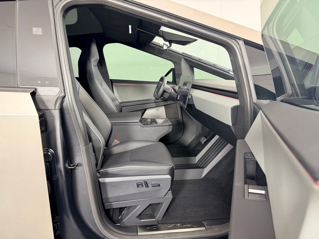 Used 2025 Tesla Cybertruck AWD Crew Cab image 39