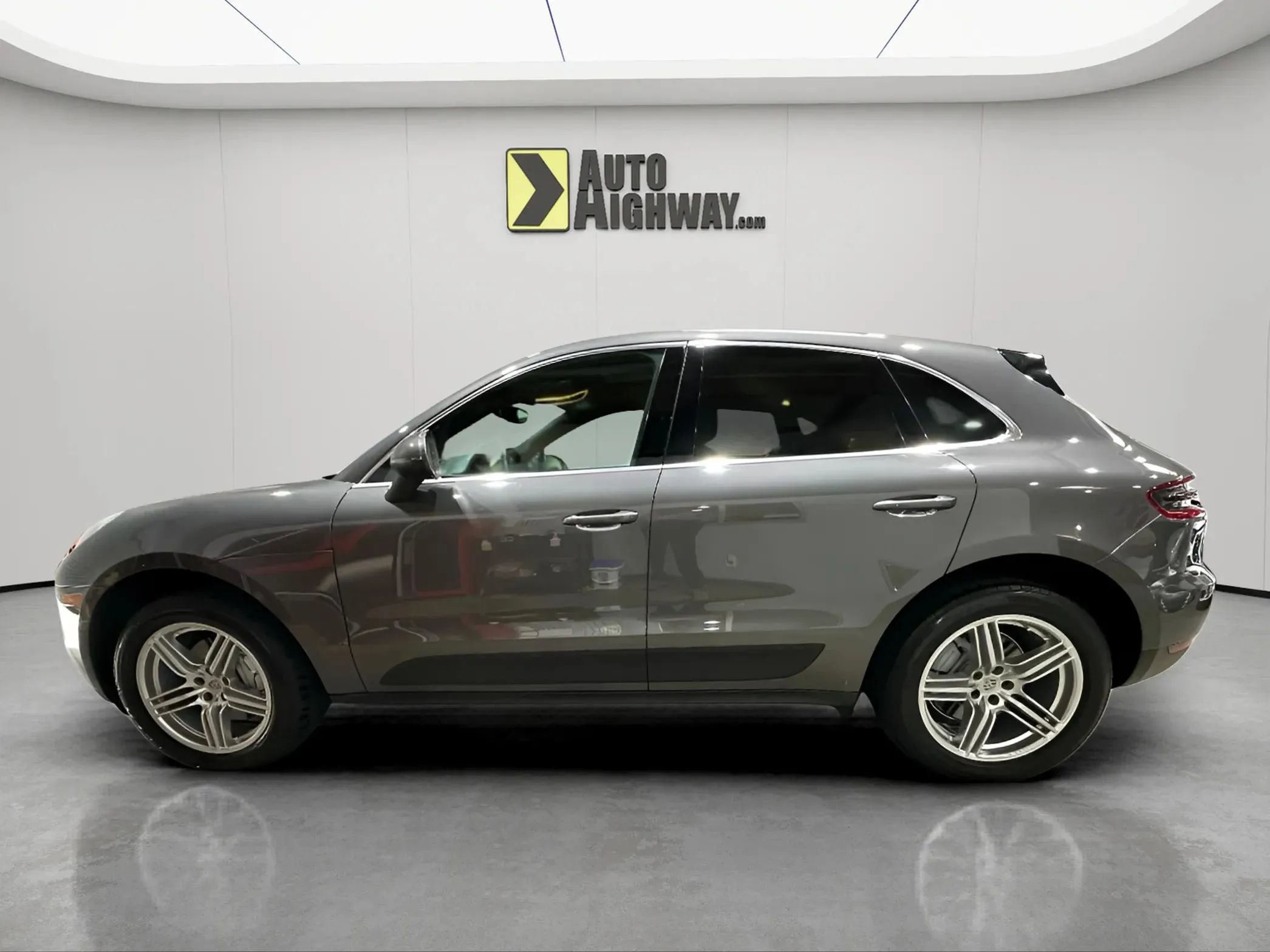 Used 2016 Porsche Macan S image 8