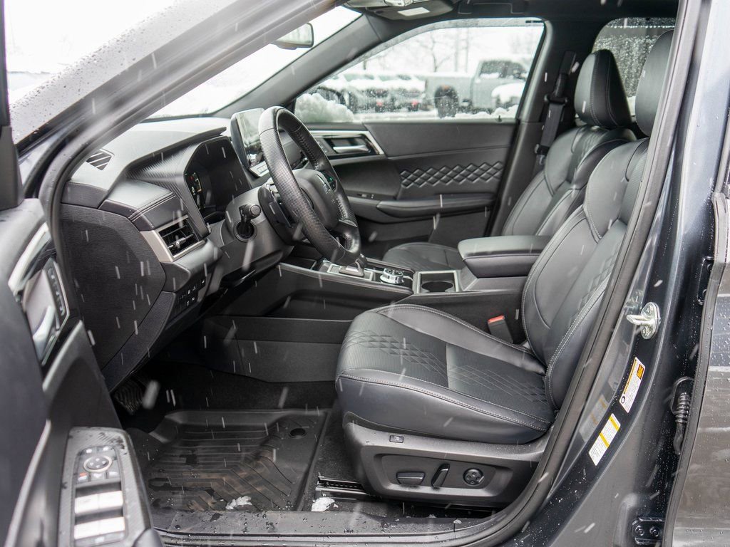 Used 2024 Mitsubishi Outlander 4WD Plug-In Hybrid image 11