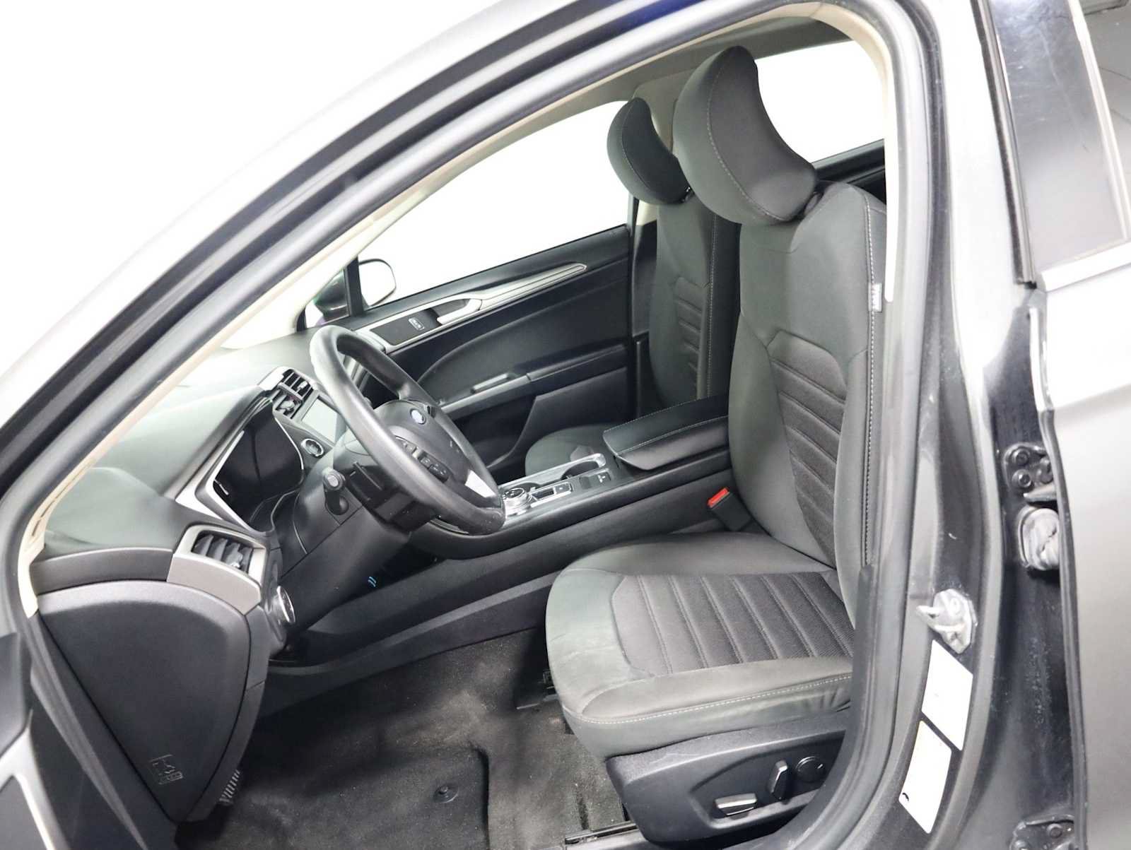 Used 2019 Ford Fusion SE FWD image 5