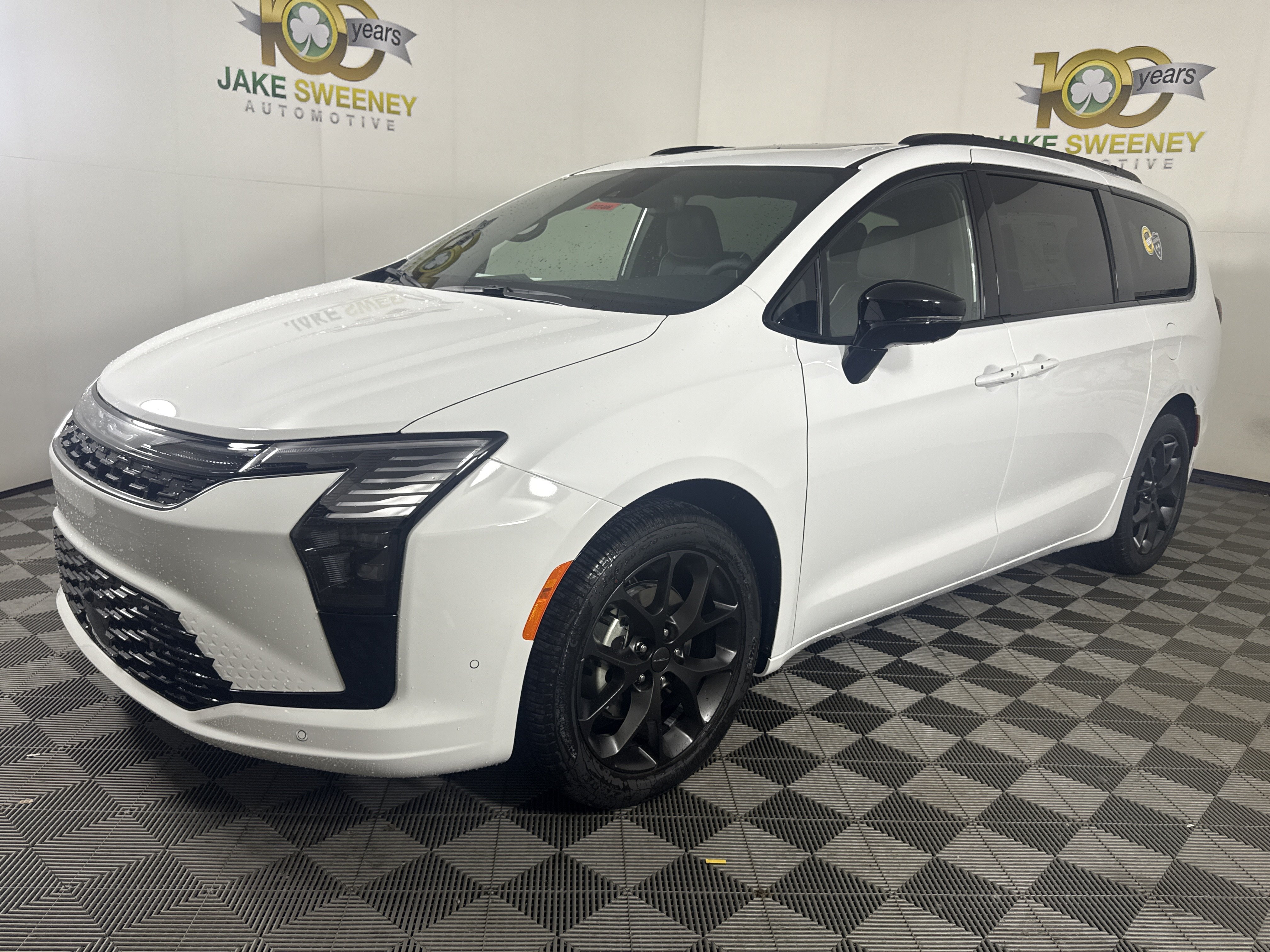 New 2027 Chrysler Pacifica Limited FWD image 4