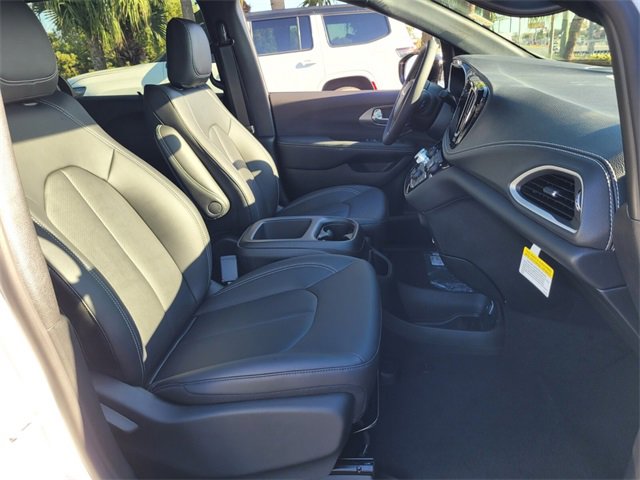 New 2026 Chrysler Pacifica Select image 18