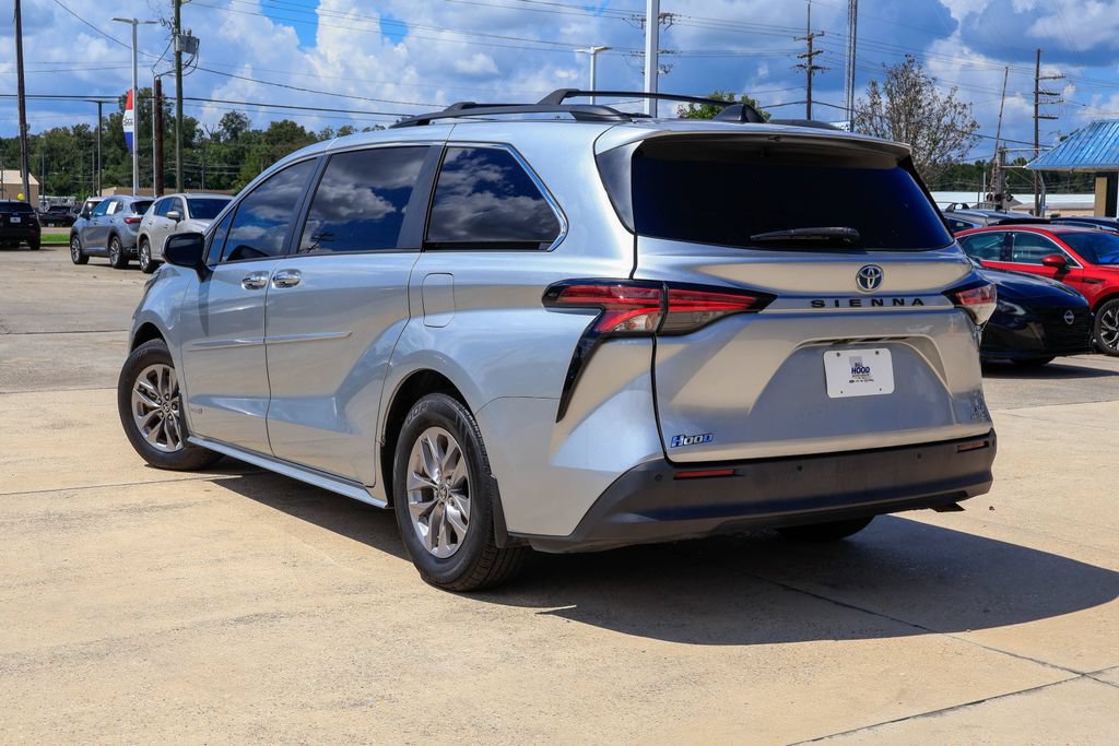 Used 2021 Toyota Sienna XLE FWD image 2