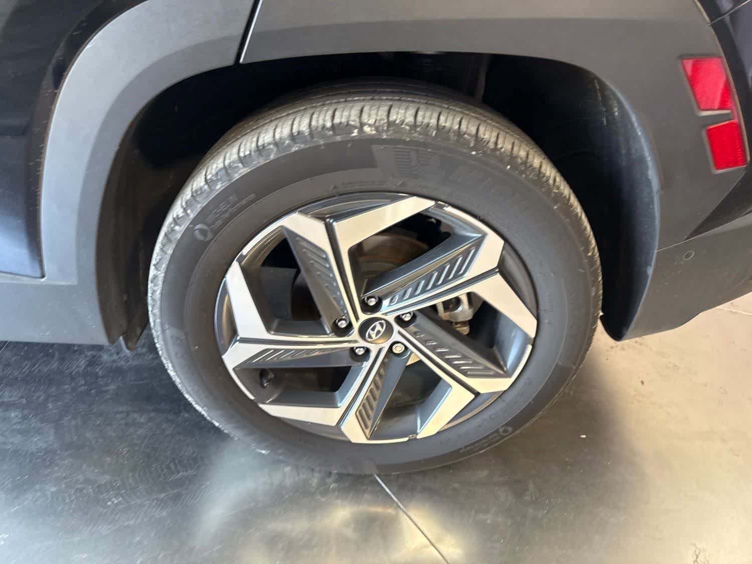 Certified 2024 Hyundai Tucson Limited AWD/4WD image 10