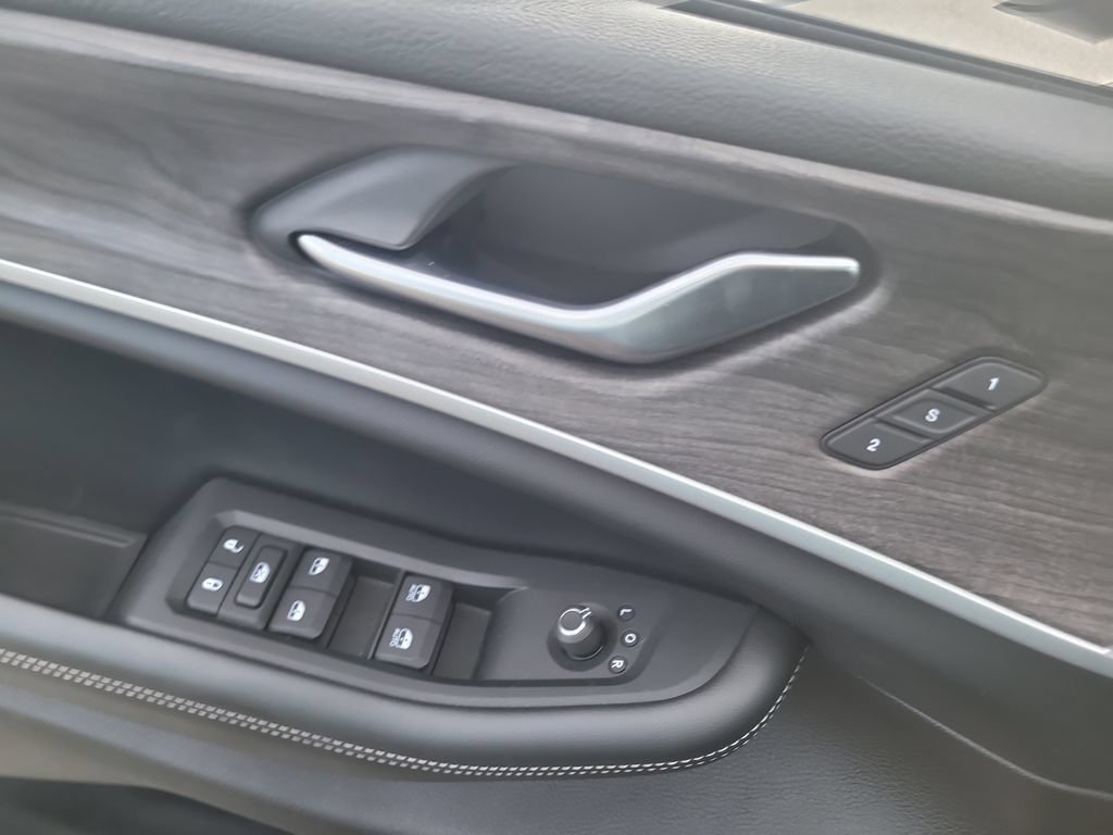 Certified 2025 Jeep Grand Cherokee Limited w/ Luxury Tech Group II RWD image 18