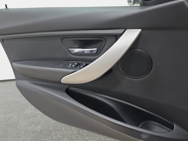 Used 2018 BMW 320i xDrive Sedan AWD/4WD image 25