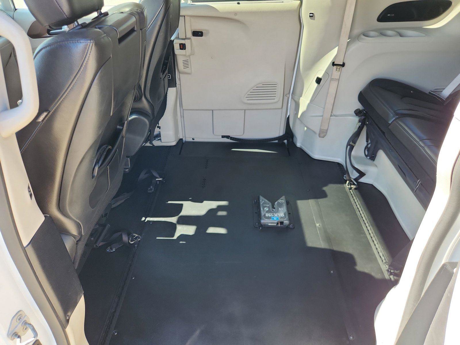 Used 2018 Chrysler Pacifica Touring-L Plus FWD image 12