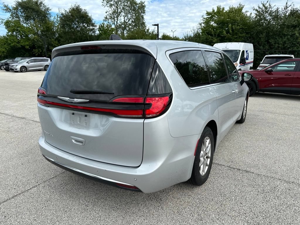 Used 2024 Chrysler Pacifica Touring-L FWD image 7