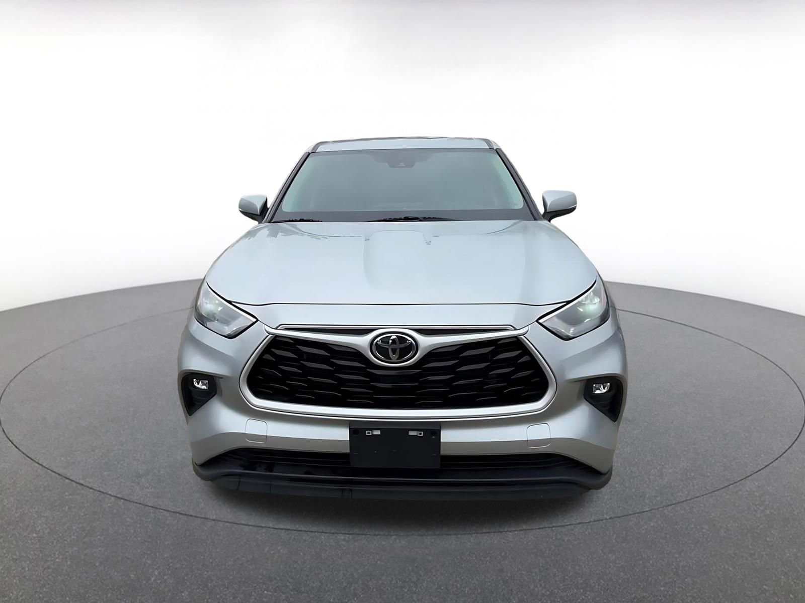 Used 2025 Toyota Highlander LE FWD image 4