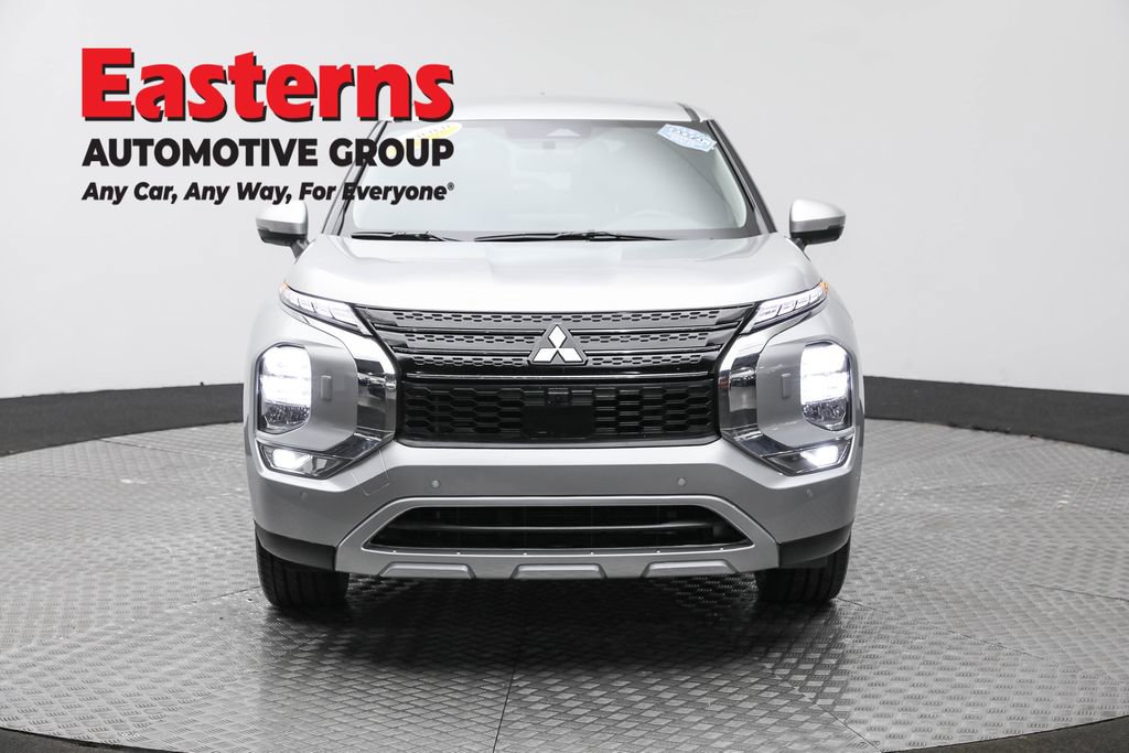 Used 2024 Mitsubishi Outlander SE image 2