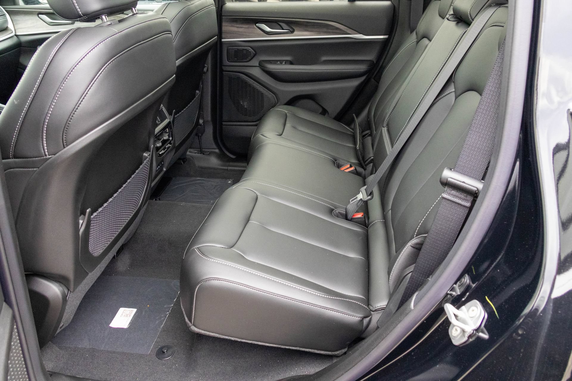 New 2026 Jeep Grand Cherokee Limited w/ Limited Altitude Package AWD/4WD image 15