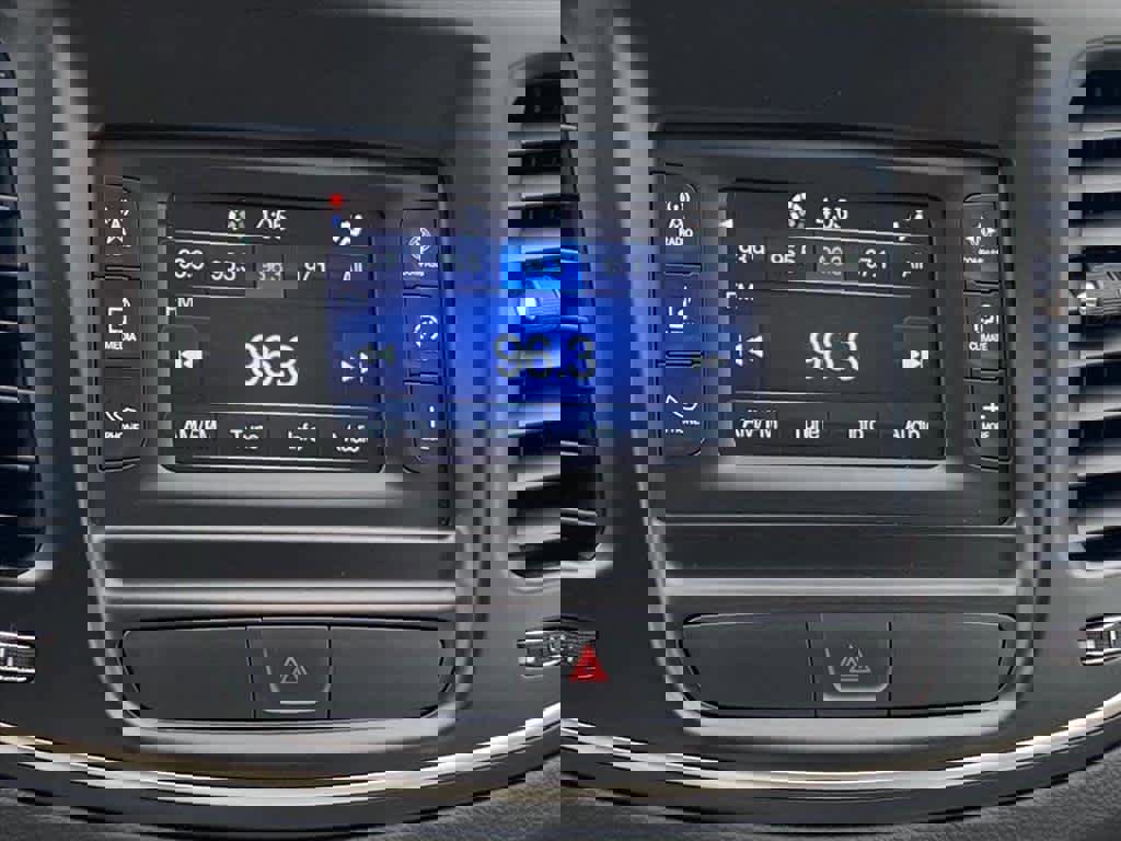 Used 2016 Chrysler 200 Limited image 9