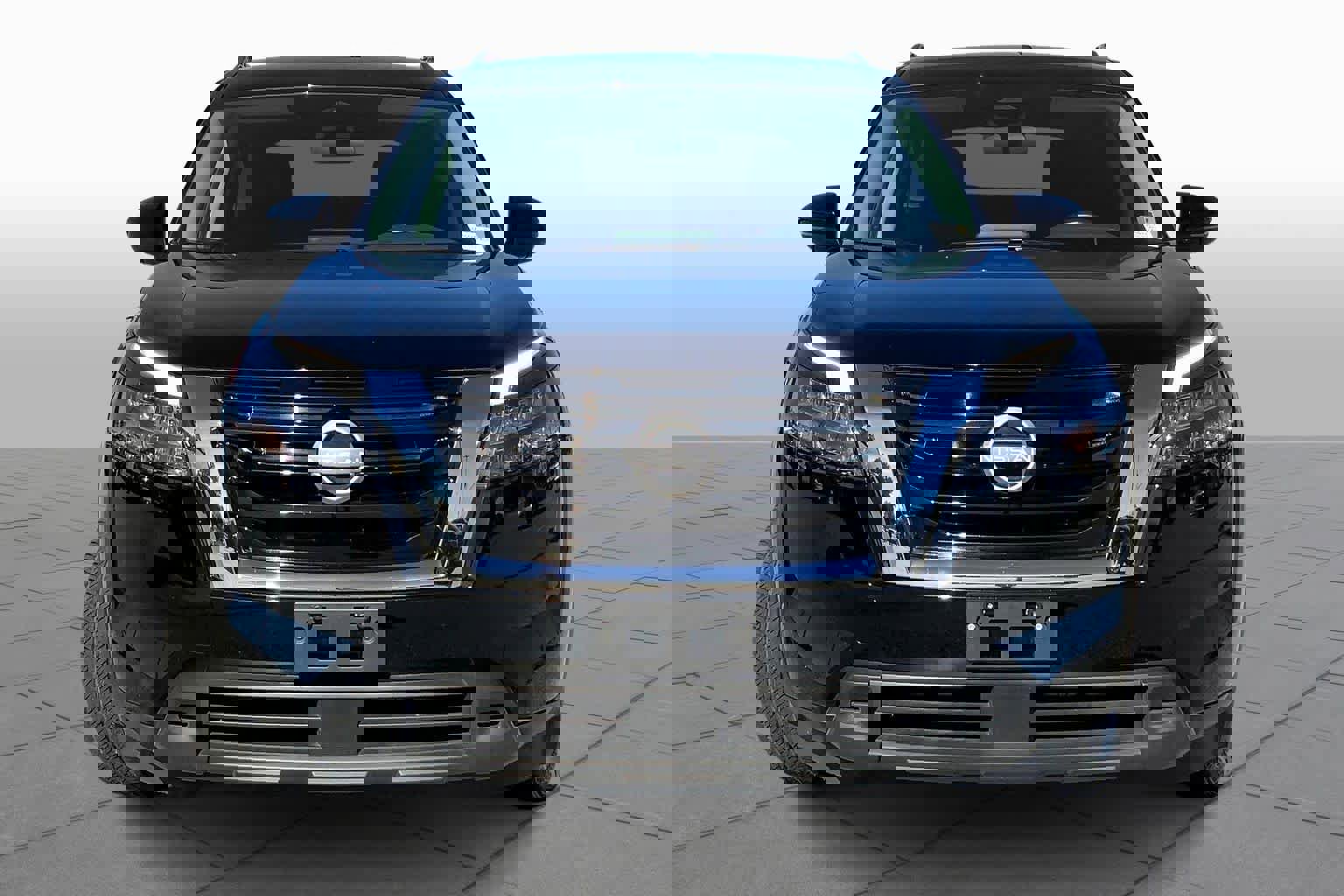 Used 2025 Nissan Pathfinder SV image 3