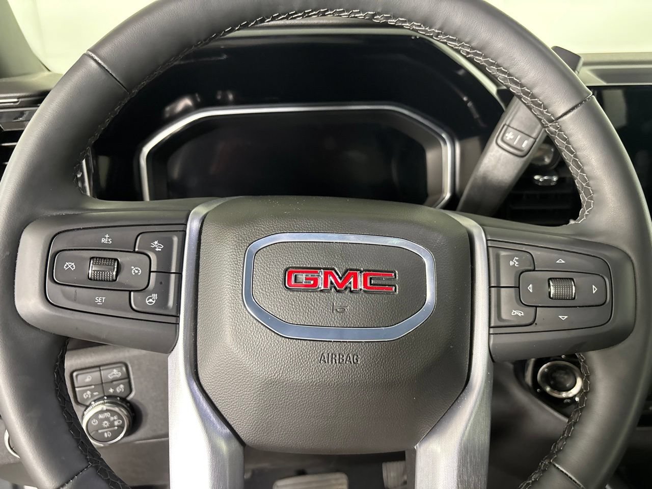 Used 2026 GMC Sierra 2500 SLT w/ SLT Convenience Package AWD/4WD image 11