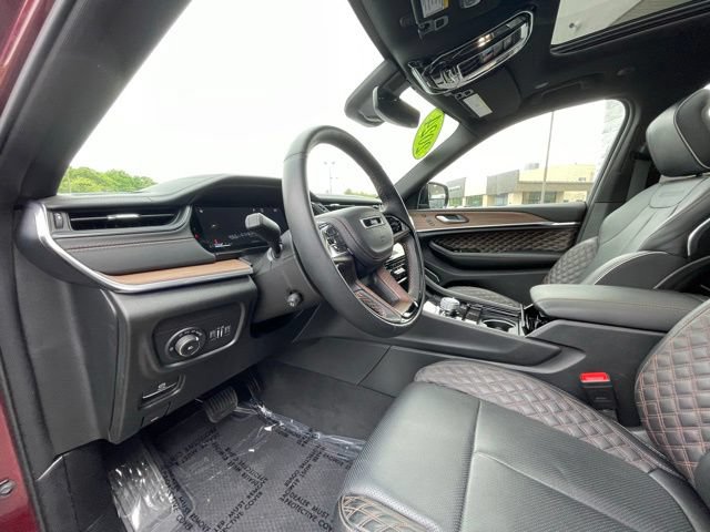 Used 2024 Jeep Grand Cherokee L Summit w/ High Altitude Package AWD/4WD image 9
