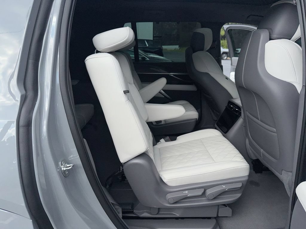 Used 2026 Cadillac Escalade IQL Sport 1 w/ LPO, ONYX Package AWD/4WD image 29