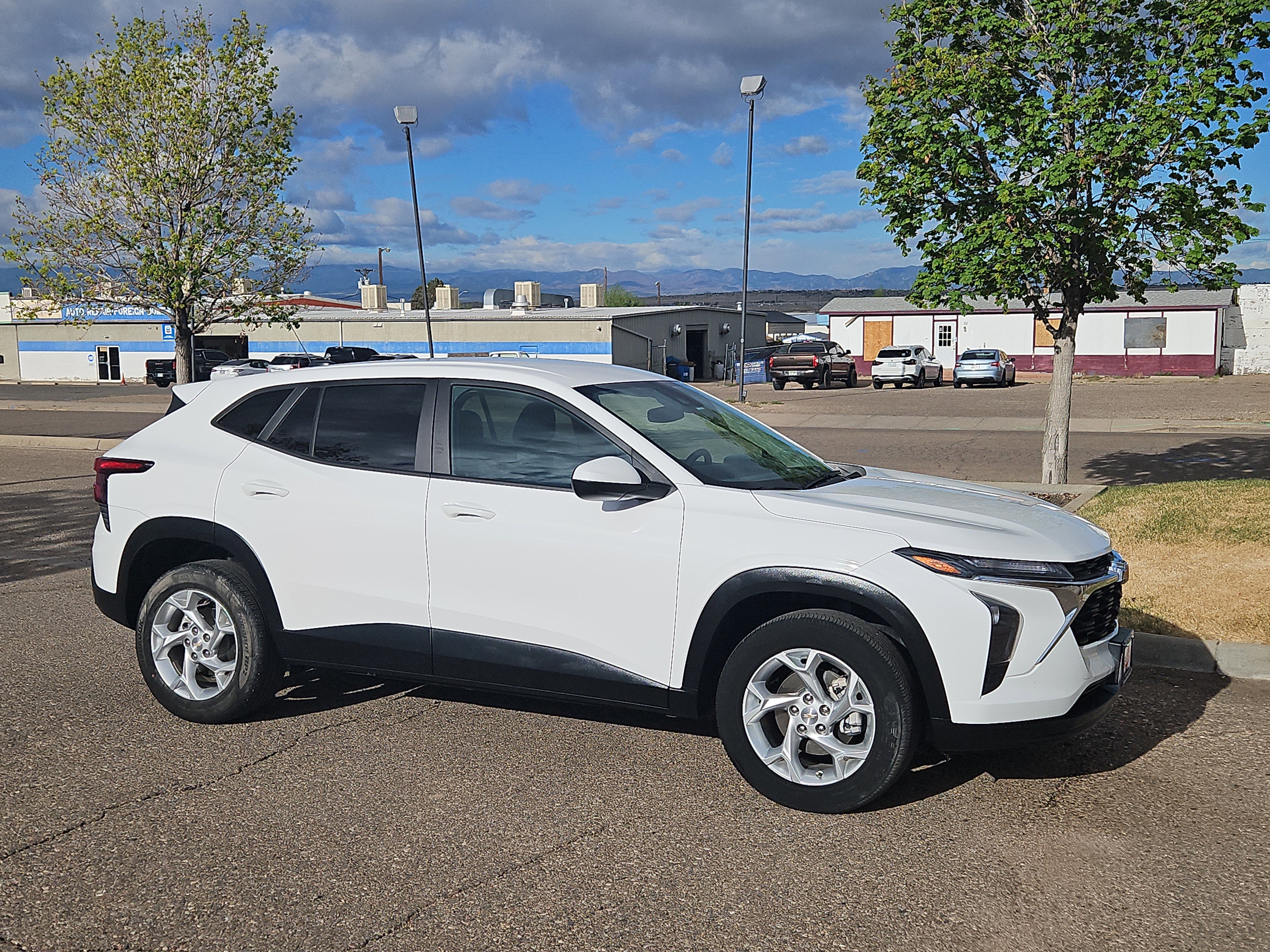 Used 2024 Chevrolet Trax LS w/ LS Convenience Package FWD image 2