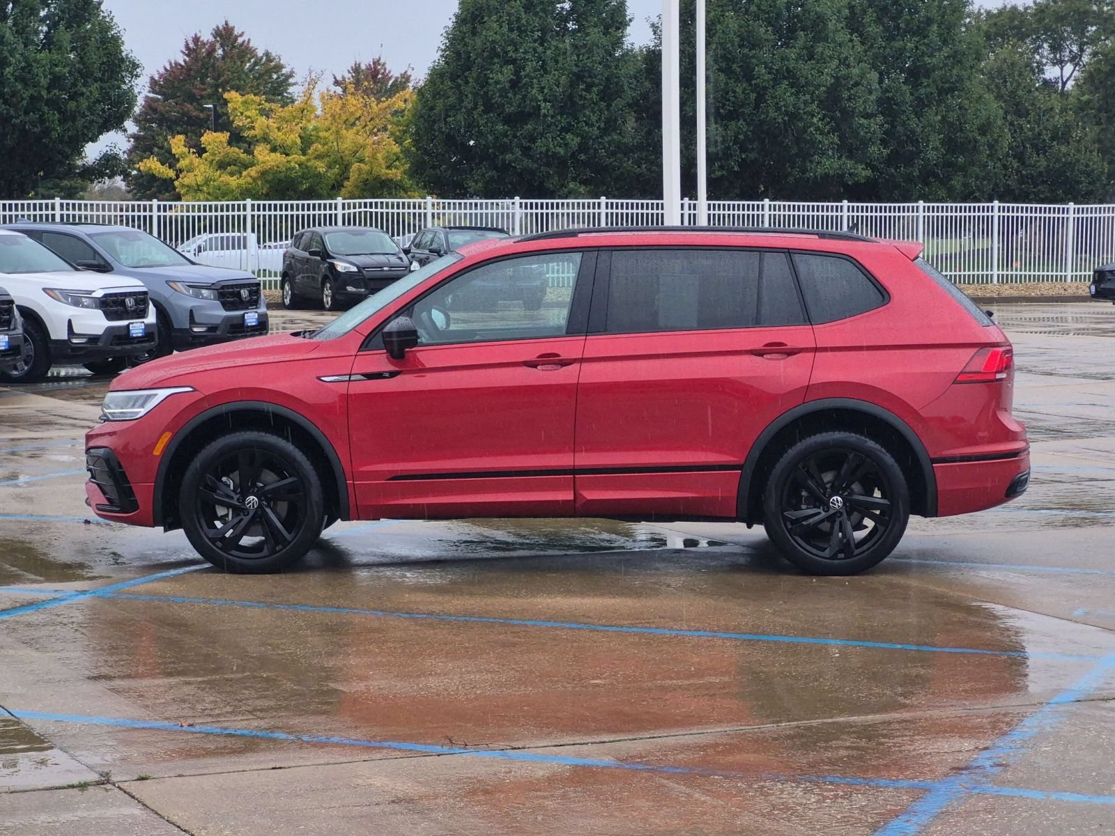 Used 2024 Volkswagen Tiguan SE R-Line w/ MDO Package, Two-Row AWD/4WD image 9