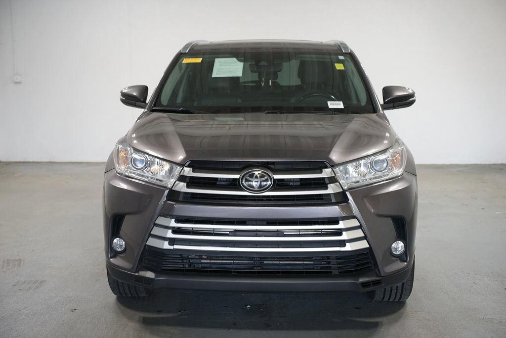 Used 2017 Toyota Highlander XLE image 2