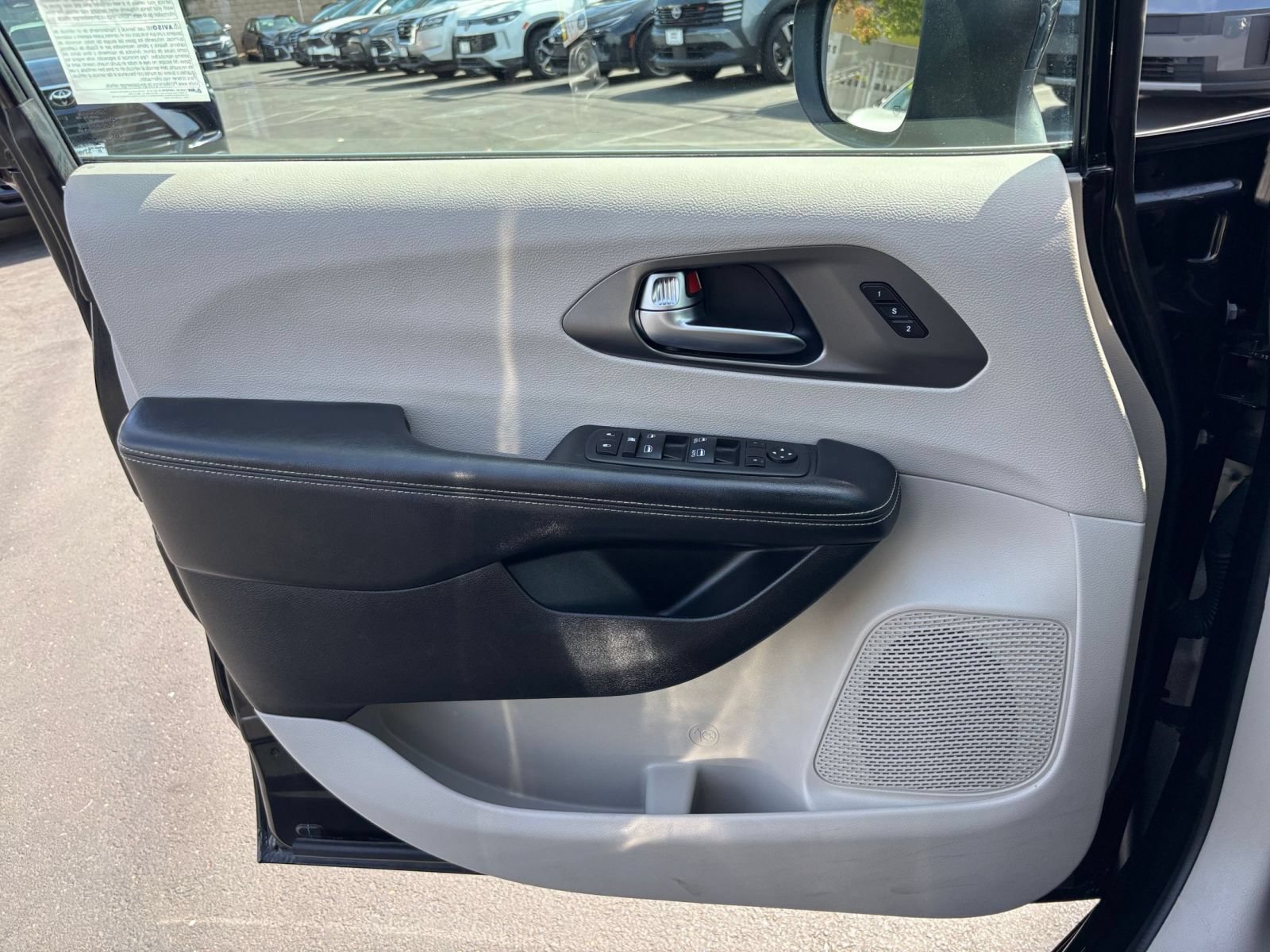Used 2023 Chrysler Pacifica Touring-L FWD image 18