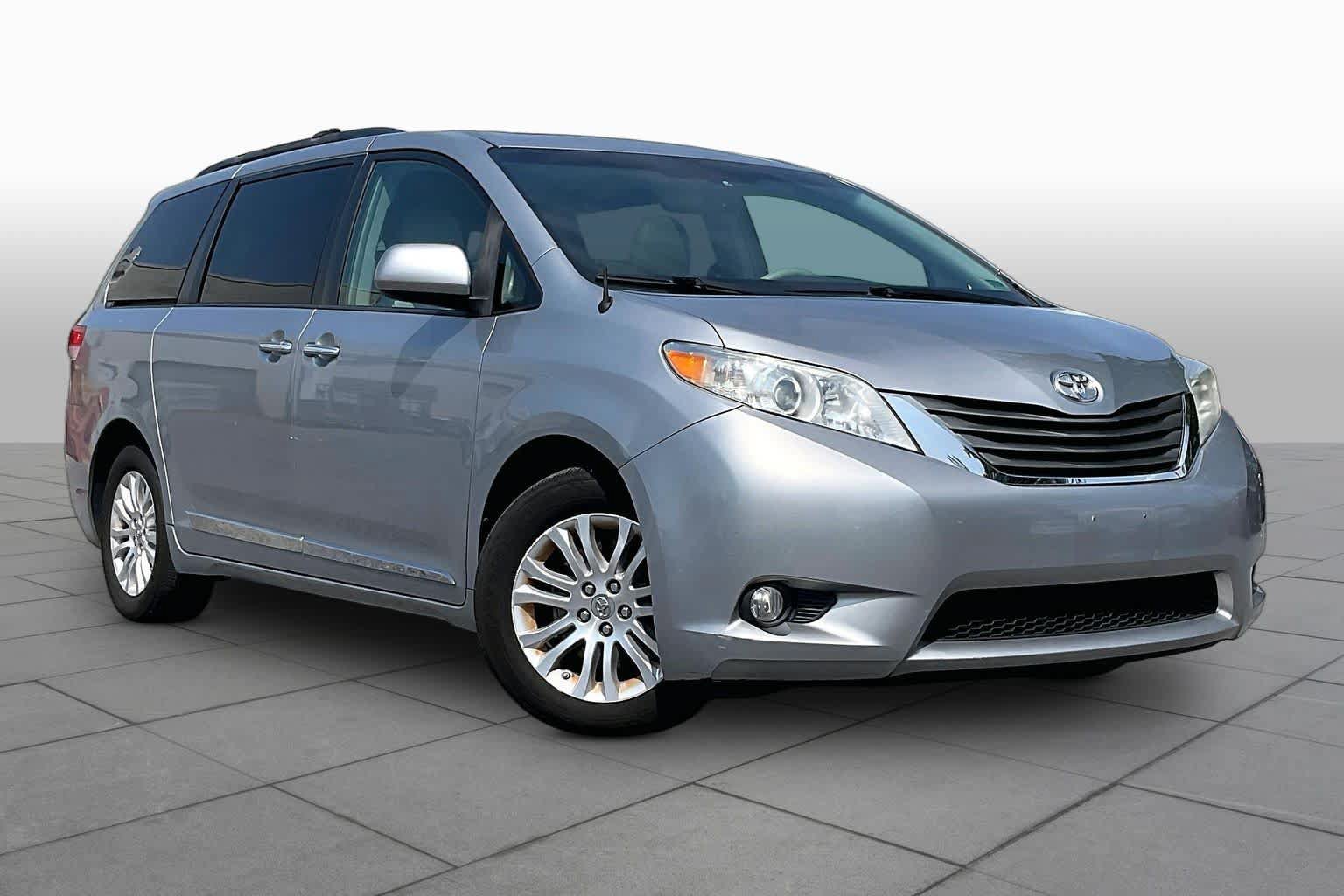 Used 2014 Toyota Sienna XLE w/ Entertainment Package FWD image 2